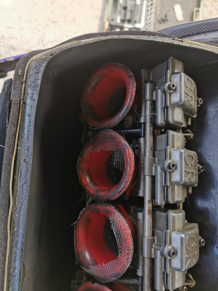 IMG_20220829_141549.jpg (381.02 KiB) 33263 mal betrachtet Die Airbox und ein Merke: kleines Edelstahlgewebe nützt nix, wird gefressen vom Motor)